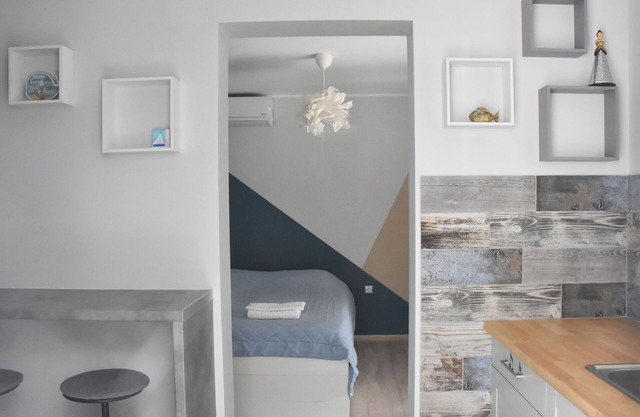 Peaceful neighborhood 300 m from the beautiful beaches of Artemida Town