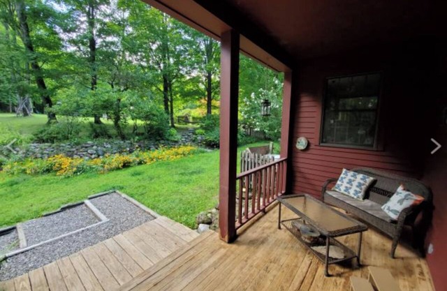 Peaceful New England Cottage w/ pool in nature 10 minutes from downtown Saratoga
