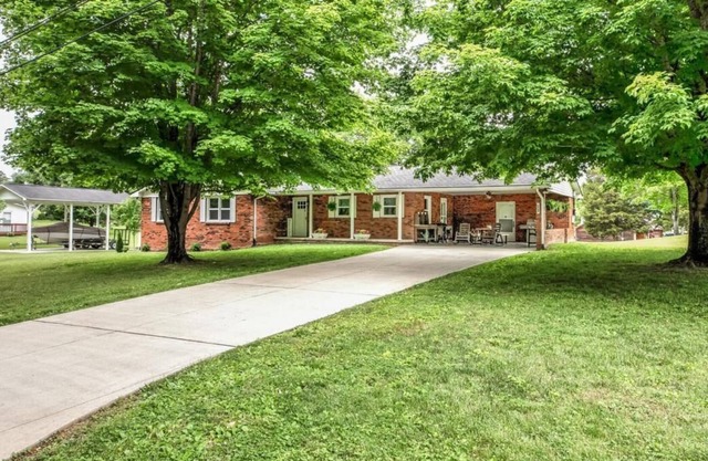 Peaceful Norris Lake retreat, yet close to the action -