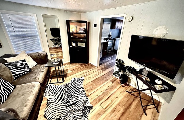 Peaceful Oasis & close to town, laundry, dog ok