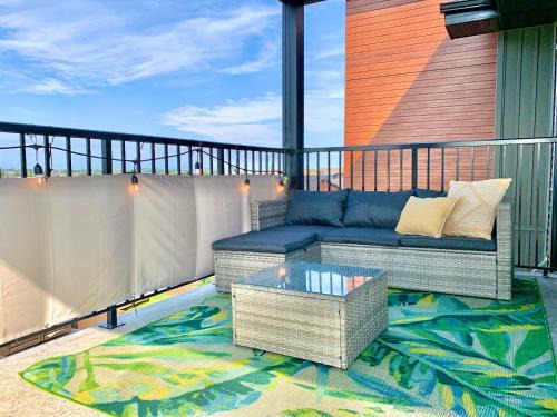 Peaceful Oasis Condo, AC, Top Floor, Secure UG Parking, Balcony, King Bed!