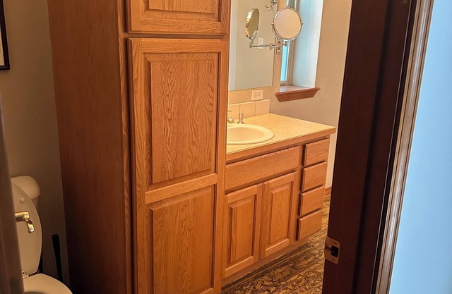 Peaceful One Bedroom Attached Suite on Secluded 10 Acres on the River