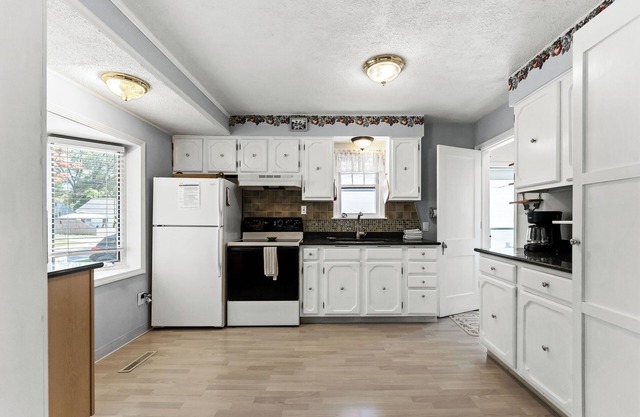 Peaceful Pastel - Cheerful Cottage Close to Pere Marquette and Muskegon Lake - Pet Friendly