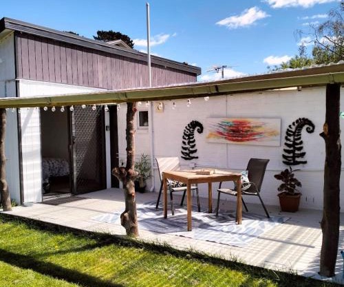 Peaceful Pet Friendly 1 bedroom cottage on 1 acre