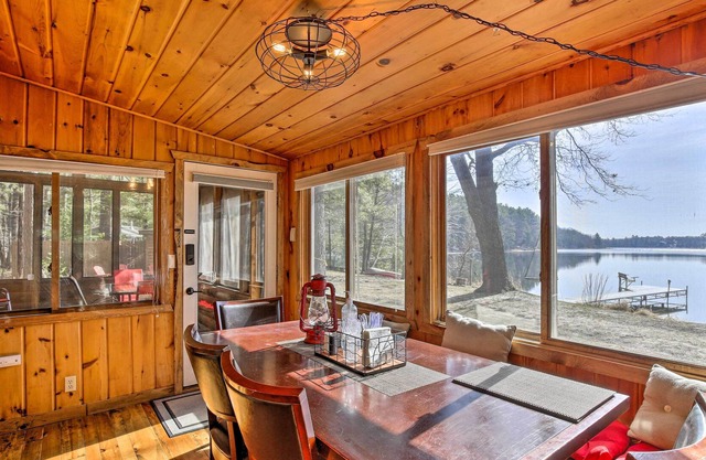 Peaceful Pike Lake Retreat w/ Dock and Kayaks!