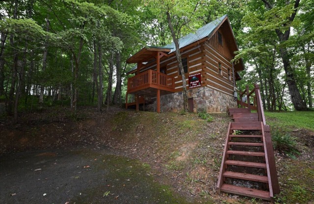 Peaceful Pines -Simple and authentic log cabin