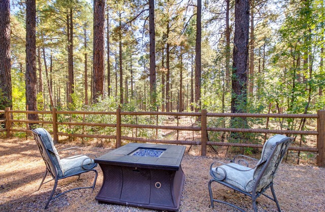 Peaceful Pinetop Hideaway w/ Yard - Dog Friendly!
