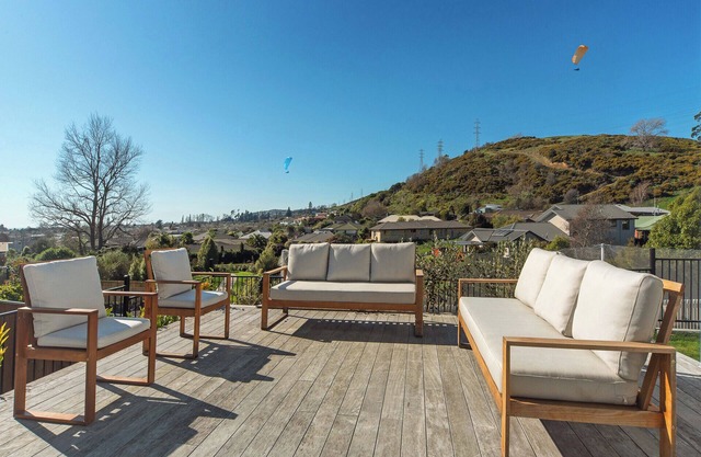 Peaceful Piwakawaka - Elegant Escape with Spacious Deck and Serene Surroundings