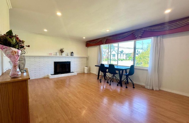 Peaceful place with Living Room, Kitchen and Washing Machine near YVR Airport, Transit and Shopping Mall