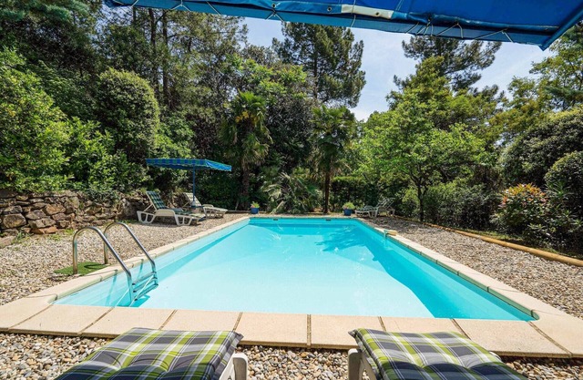Tranquila casa de vacaciones con piscina