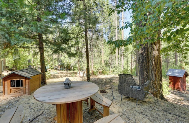 Peaceful + Private Mariposa Cabin on 2 Acres!