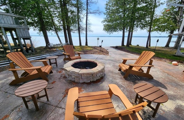 Peaceful & private Mullett Lake haven