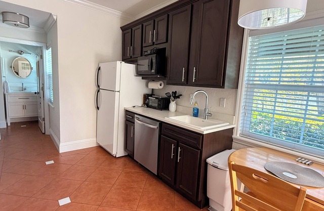 Peaceful, Private Studio Retreat in a Quiet, Convenient Location with AC & WiFi