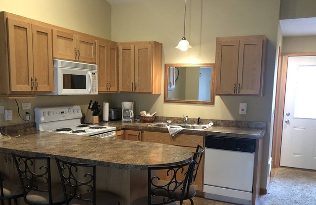 Peaceful Quadna Mountain Resort Townhouse w/ Hill Lake Access!