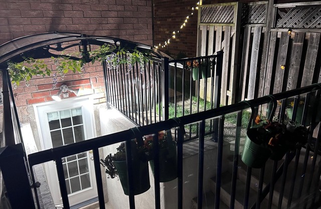 Peaceful, quiet 2 bedroom apartment in marvelous Oakville with WiFi. Long term.