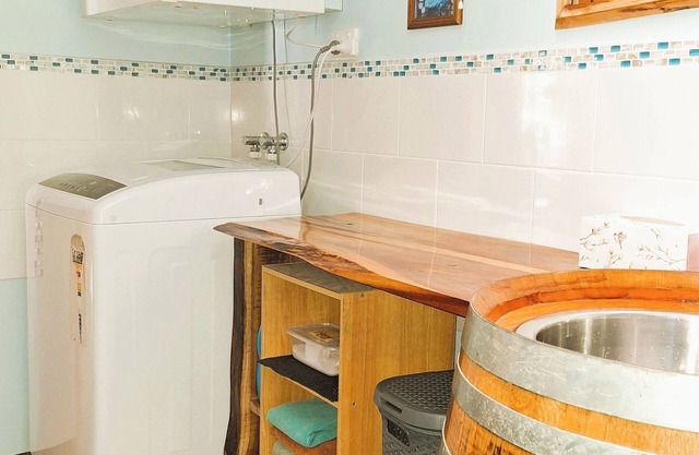 Peaceful quiet environment; 6 minutes to Picton; close to marinas; pet friendly.