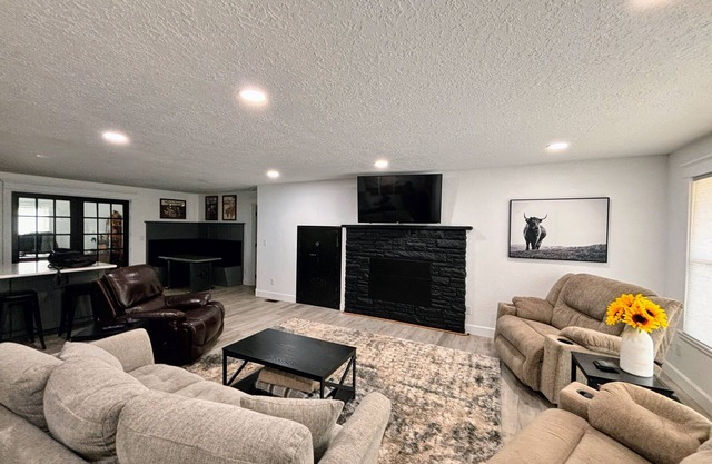 Peaceful Ranch Stay – Horse Stalls, Sunset Views & Country Comfort