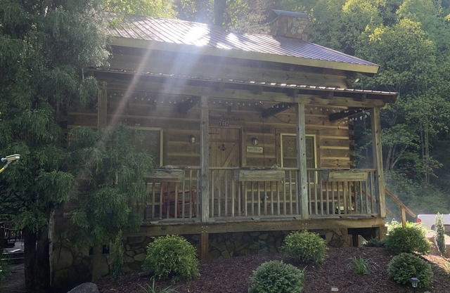 Auténtica cabaña de troncos, 21 acres, corriente de trucha, bañera de hidromasaje, wifi
