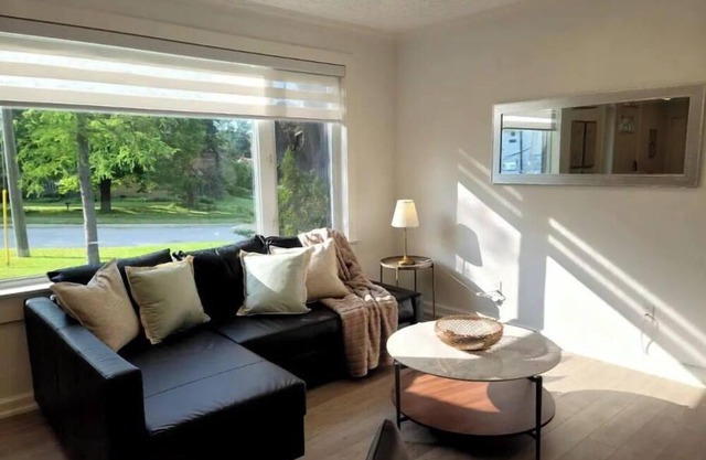 Peaceful, relaxing 3-bedroom house with a big backyard in Newmarket