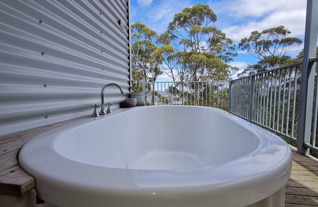 Peaceful, relaxing eco cabin surrounded by nature, 50 min from Hobart