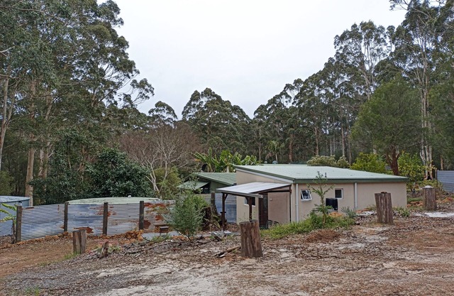 Peaceful relaxing Getaway in Karri Forest bordering a Nature Reserve.