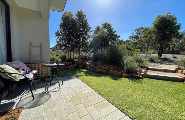 Peaceful retreat nestled in the bush and walking distance to eagle bay beach