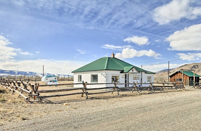 ¡NUEVO! Casa familiar Leadore en 1 acre con vistas Mtn!