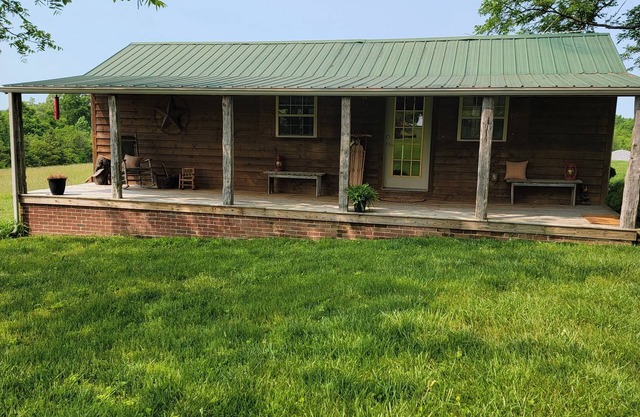 Peaceful retreat on the historic 1794 Litsey estate near Springfield, Kentucky.