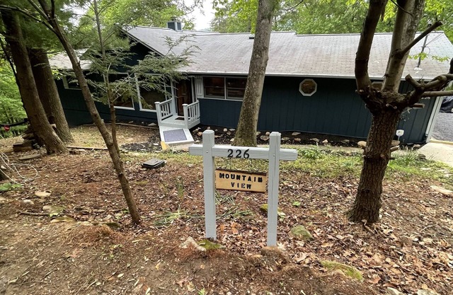 Peaceful Retreat Steps From Ellijay! Hot Tub, Fire Pit, Room for 6, Back Porch