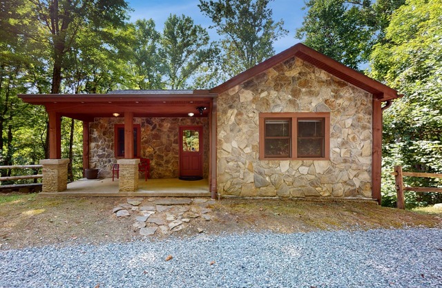 Peaceful Dog-friendly Retreat with outdoor deck, pool table and hot tub
