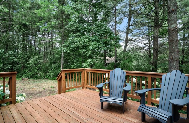 Peaceful Retreat with Firepit & Outdoor Theatre!