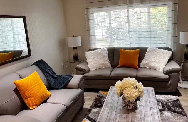 Peaceful Riverside Park Cottage in the town of Bancroft free parking /fireplace