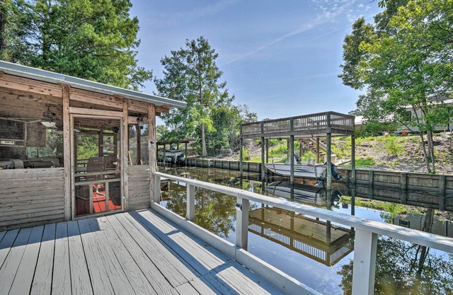 Peaceful Satsuma Escape w/ Dunns Creek Access