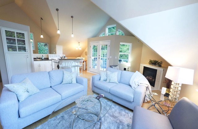 Peaceful retreat situated between the ocean and a wooded park in Cowichan Bay.