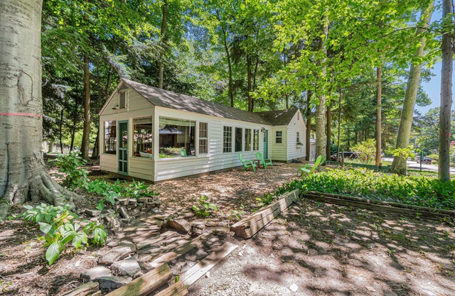 Peaceful & shady cottage near beach with streaming, free WiFi, full kitchen