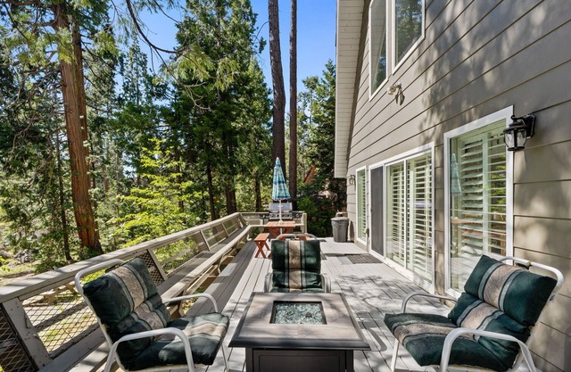 Peaceful Shaver Lake Cabin w/ Loft & Creek View