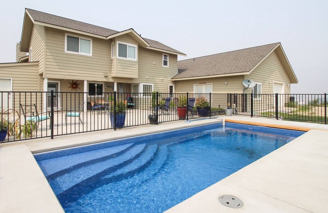 Casa tranquila y espaciosa con piscina privada cerca del lago.