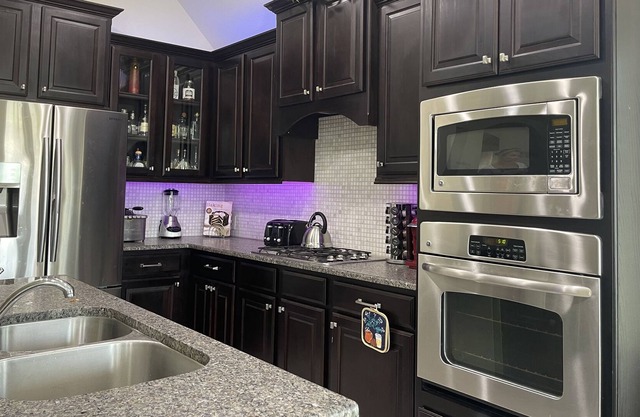 Peaceful Spacious Pearland Home mins from Downtown