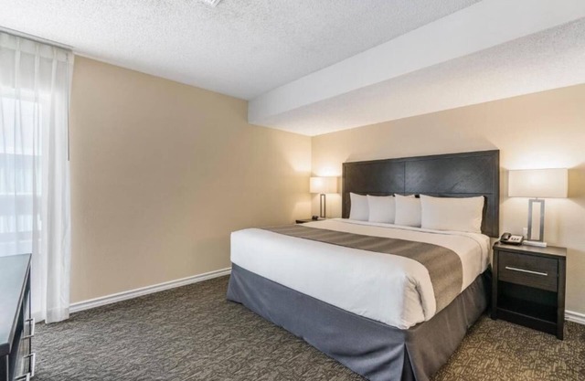Peaceful Stay – Kitchenette, Pool Access & Free Breakfast