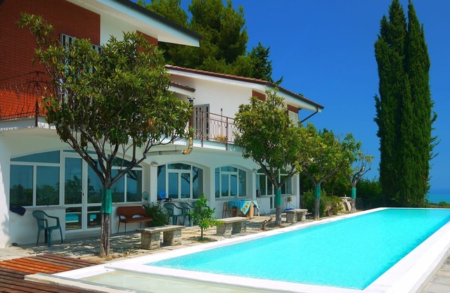 Gran piscina, amable. Ciclistas, Yoga, Gourmet - de todo tipo.