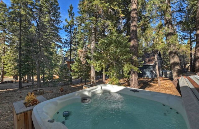 Peaceful Sunshine Chalet with Hot Tub