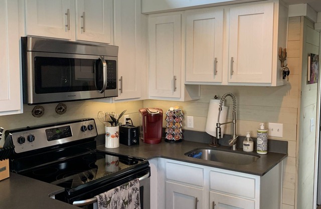 Peaceful Tiny Home at the Simple Life Village, Pool, Fitness Center