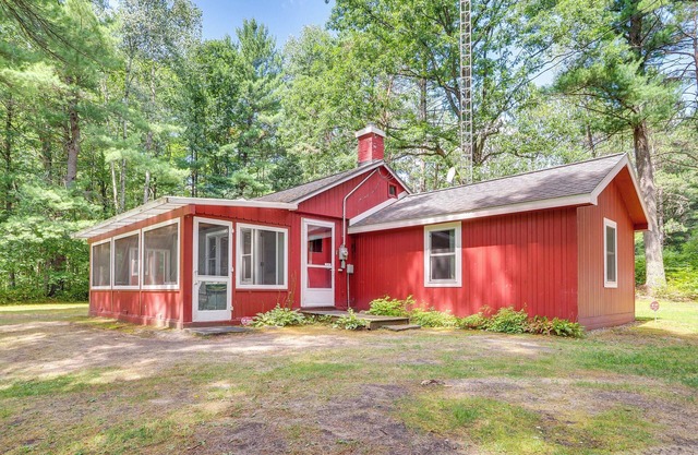 Peaceful Traverse City Cabin ~ 16 Mi to Dtwn!
