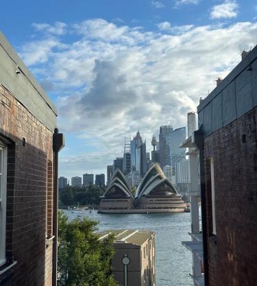 Peaceful unit facing Sydney Opera House