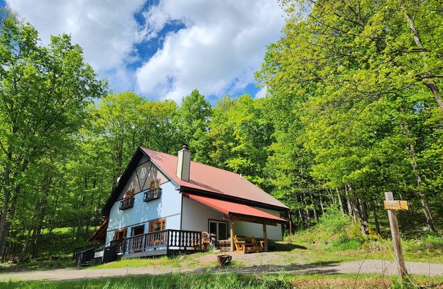 Peaceful Updated Ski Chalet across the street from Ski Brule Mountain -LEFT Side