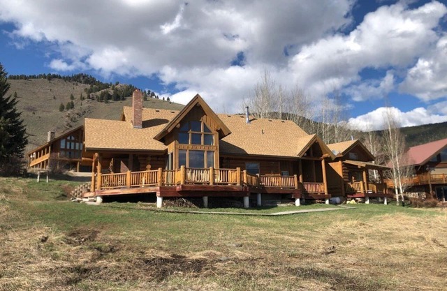 Peaceful View* 2Br, 2Ba, Bbq Grill, Hot Tub, Sleeps 4, 18 Miles to Yellowstone