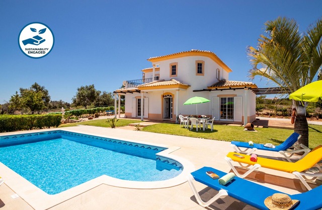 HERMOSA VILLA CON PISCINA PRIVADA CALEFACTABLE, AIRE ACONDICIONADO, 10 MIN EN COCHE A LA CIUDAD Y PLAYA