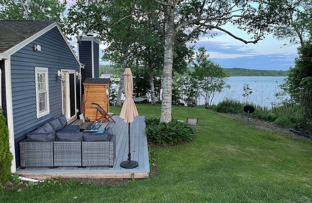 Peaceful waterfront home on quiet cove with outdoor sauna near shops & hiking