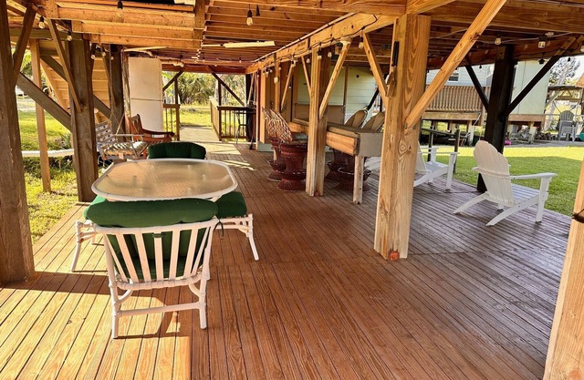 Peaceful Waterfront Ozello Cottage- with free kayaks and crab traps!