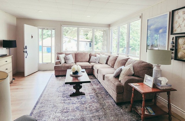 "Peaceful Waterside Getaway: Sleeps 8, Short Stroll to Shops"